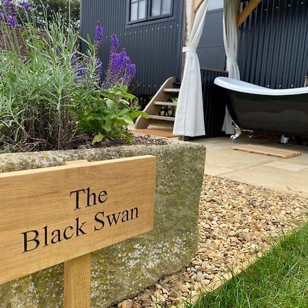 The Black Swan Shepherd Hut Ketton Exteriör bild