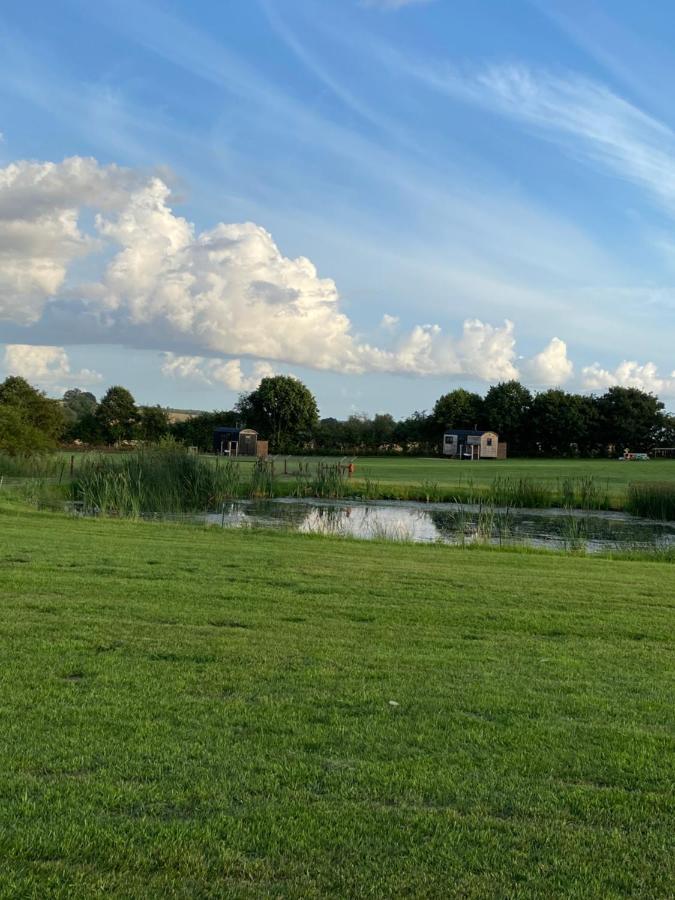 The Black Swan Shepherd Hut Ketton Exteriör bild