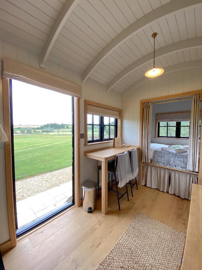 The Black Swan Shepherd Hut Ketton Exteriör bild