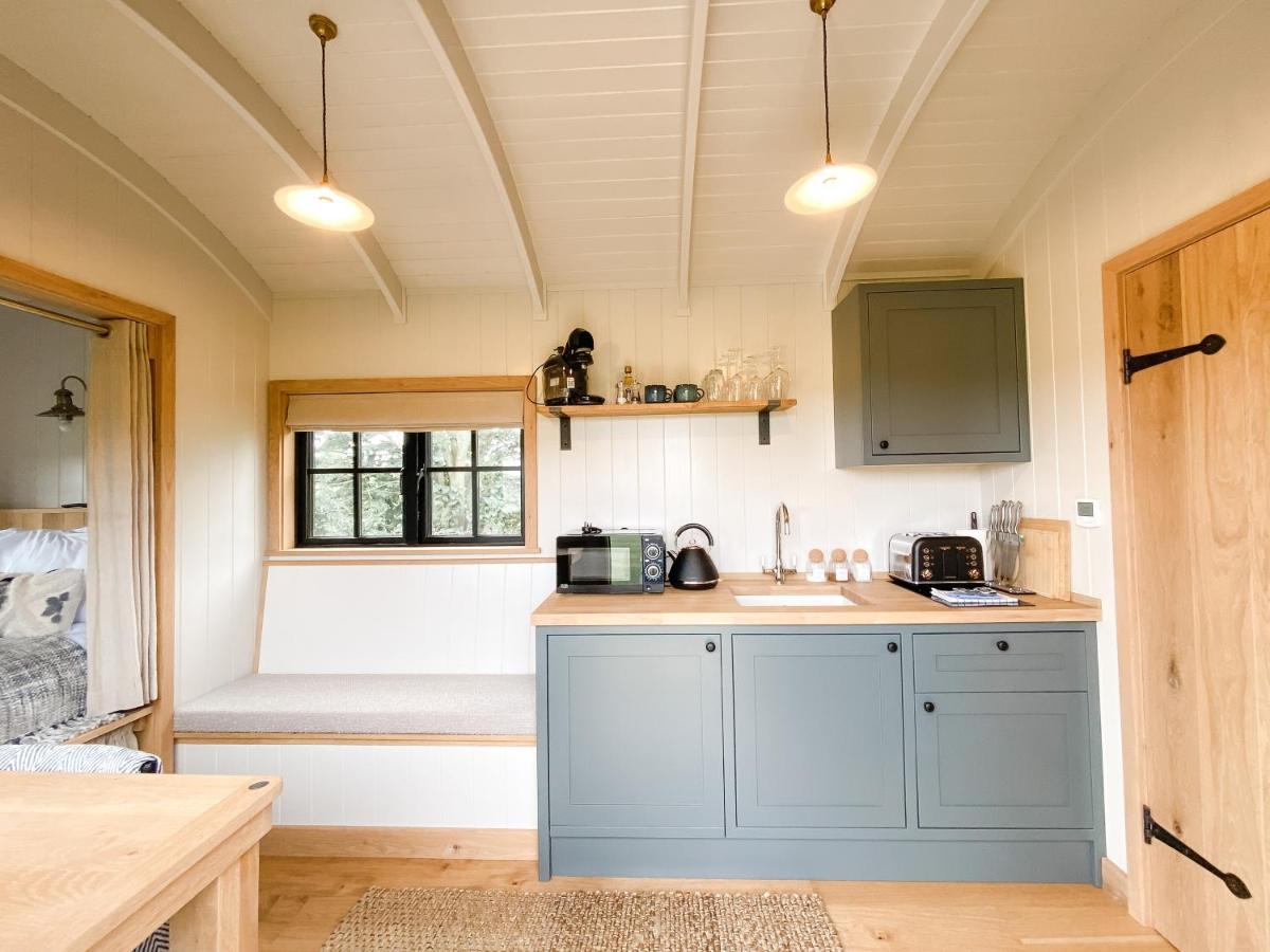 The Black Swan Shepherd Hut Ketton Exteriör bild