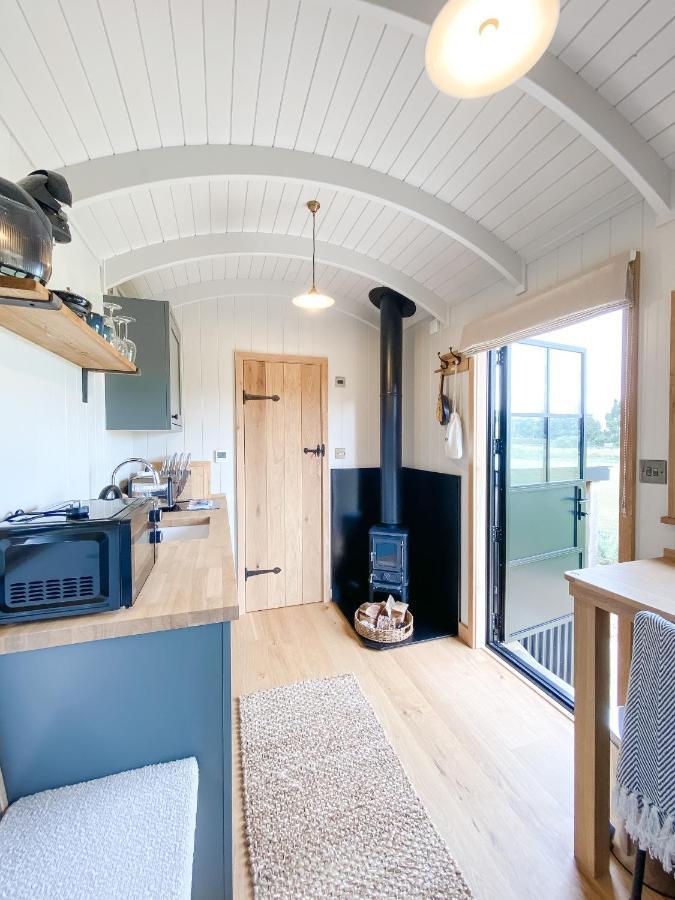 The Black Swan Shepherd Hut Ketton Exteriör bild